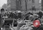 Standbild deutsche Volk sammeln Kraftstoff Kohle am Ende des Krieges München Deutschland, 1945, aus Sekunde 47 historischem Filmmaterial Videoclip 65675040678