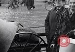 Standbild deutsche Volk sammeln Kraftstoff Kohle am Ende des Krieges München Deutschland, 1945, aus Sekunde 54 historischem Filmmaterial Videoclip 65675040678