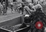 Standbild deutsche Volk sammeln Kraftstoff Kohle am Ende des Krieges München Deutschland, 1945, aus Sekunde 55 historischem Filmmaterial Videoclip 65675040678