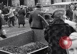 Standbild deutsche Volk sammeln Kraftstoff Kohle am Ende des Krieges München Deutschland, 1945, aus Sekunde 58 historischem Filmmaterial Videoclip 65675040678