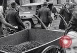Standbild deutsche Volk sammeln Kraftstoff Kohle am Ende des Krieges München Deutschland, 1945, aus Sekunde 59 historischem Filmmaterial Videoclip 65675040678