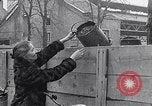 Standbild deutsche Volk sammeln Kraftstoff Kohle am Ende des Krieges München Deutschland, 1945, aus Sekunde 60 historischem Filmmaterial Videoclip 65675040678