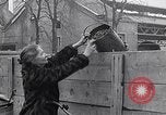 Standbild deutsche Volk sammeln Kraftstoff Kohle am Ende des Krieges München Deutschland, 1945, aus Sekunde 61 historischem Filmmaterial Videoclip 65675040678