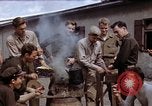Standbild Moosburg Kriegsgefangenschaft befreiten Häftlingen Moosburg Deutschland, 1945, aus Sekunde 8 historischem Filmmaterial Videoclip 65675040694