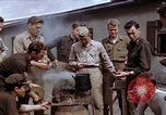 Standbild Moosburg Kriegsgefangenschaft befreiten Häftlingen Moosburg Deutschland, 1945, aus Sekunde 9 historischem Filmmaterial Videoclip 65675040694