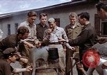 Standbild Moosburg Kriegsgefangenschaft befreiten Häftlingen Moosburg Deutschland, 1945, aus Sekunde 10 historischem Filmmaterial Videoclip 65675040694