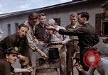 Standbild Moosburg Kriegsgefangenschaft befreiten Häftlingen Moosburg Deutschland, 1945, aus Sekunde 11 historischem Filmmaterial Videoclip 65675040694