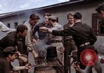 Standbild Moosburg Kriegsgefangenschaft befreiten Häftlingen Moosburg Deutschland, 1945, aus Sekunde 13 historischem Filmmaterial Videoclip 65675040694