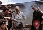 Standbild Moosburg Kriegsgefangenschaft befreiten Häftlingen Moosburg Deutschland, 1945, aus Sekunde 15 historischem Filmmaterial Videoclip 65675040694