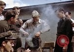 Standbild Moosburg Kriegsgefangenschaft befreiten Häftlingen Moosburg Deutschland, 1945, aus Sekunde 16 historischem Filmmaterial Videoclip 65675040694