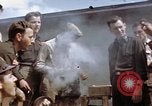 Standbild Moosburg Kriegsgefangenschaft befreiten Häftlingen Moosburg Deutschland, 1945, aus Sekunde 18 historischem Filmmaterial Videoclip 65675040694