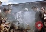 Standbild Moosburg Kriegsgefangenschaft befreiten Häftlingen Moosburg Deutschland, 1945, aus Sekunde 19 historischem Filmmaterial Videoclip 65675040694