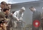 Standbild Moosburg Kriegsgefangenschaft befreiten Häftlingen Moosburg Deutschland, 1945, aus Sekunde 22 historischem Filmmaterial Videoclip 65675040694