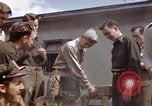 Standbild Moosburg Kriegsgefangenschaft befreiten Häftlingen Moosburg Deutschland, 1945, aus Sekunde 24 historischem Filmmaterial Videoclip 65675040694