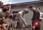 Standbild Moosburg Kriegsgefangenschaft befreiten Häftlingen Moosburg Deutschland, 1945, aus Sekunde 25 historischem Filmmaterial Videoclip 65675040694