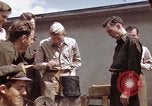 Standbild Moosburg Kriegsgefangenschaft befreiten Häftlingen Moosburg Deutschland, 1945, aus Sekunde 27 historischem Filmmaterial Videoclip 65675040694