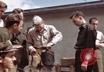 Standbild Moosburg Kriegsgefangenschaft befreiten Häftlingen Moosburg Deutschland, 1945, aus Sekunde 28 historischem Filmmaterial Videoclip 65675040694