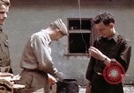 Standbild Moosburg Kriegsgefangenschaft befreiten Häftlingen Moosburg Deutschland, 1945, aus Sekunde 32 historischem Filmmaterial Videoclip 65675040694