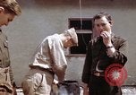 Standbild Moosburg Kriegsgefangenschaft befreiten Häftlingen Moosburg Deutschland, 1945, aus Sekunde 33 historischem Filmmaterial Videoclip 65675040694
