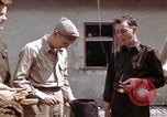 Standbild Moosburg Kriegsgefangenschaft befreiten Häftlingen Moosburg Deutschland, 1945, aus Sekunde 35 historischem Filmmaterial Videoclip 65675040694