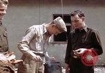 Standbild Moosburg Kriegsgefangenschaft befreiten Häftlingen Moosburg Deutschland, 1945, aus Sekunde 36 historischem Filmmaterial Videoclip 65675040694