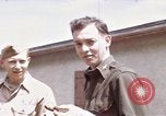 Standbild Moosburg Kriegsgefangenschaft befreiten Häftlingen Moosburg Deutschland, 1945, aus Sekunde 40 historischem Filmmaterial Videoclip 65675040694
