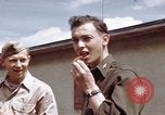Standbild Moosburg Kriegsgefangenschaft befreiten Häftlingen Moosburg Deutschland, 1945, aus Sekunde 41 historischem Filmmaterial Videoclip 65675040694