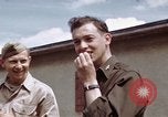 Standbild Moosburg Kriegsgefangenschaft befreiten Häftlingen Moosburg Deutschland, 1945, aus Sekunde 42 historischem Filmmaterial Videoclip 65675040694