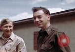 Standbild Moosburg Kriegsgefangenschaft befreiten Häftlingen Moosburg Deutschland, 1945, aus Sekunde 43 historischem Filmmaterial Videoclip 65675040694