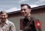 Standbild Moosburg Kriegsgefangenschaft befreiten Häftlingen Moosburg Deutschland, 1945, aus Sekunde 44 historischem Filmmaterial Videoclip 65675040694