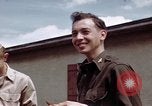 Standbild Moosburg Kriegsgefangenschaft befreiten Häftlingen Moosburg Deutschland, 1945, aus Sekunde 46 historischem Filmmaterial Videoclip 65675040694