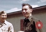 Standbild Moosburg Kriegsgefangenschaft befreiten Häftlingen Moosburg Deutschland, 1945, aus Sekunde 48 historischem Filmmaterial Videoclip 65675040694