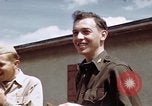 Standbild Moosburg Kriegsgefangenschaft befreiten Häftlingen Moosburg Deutschland, 1945, aus Sekunde 50 historischem Filmmaterial Videoclip 65675040694