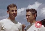 Standbild Moosburg Kriegsgefangenschaft befreiten Häftlingen Moosburg Deutschland, 1945, aus Sekunde 52 historischem Filmmaterial Videoclip 65675040694