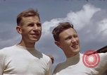 Standbild Moosburg Kriegsgefangenschaft befreiten Häftlingen Moosburg Deutschland, 1945, aus Sekunde 53 historischem Filmmaterial Videoclip 65675040694