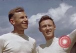 Standbild Moosburg Kriegsgefangenschaft befreiten Häftlingen Moosburg Deutschland, 1945, aus Sekunde 55 historischem Filmmaterial Videoclip 65675040694