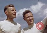 Standbild Moosburg Kriegsgefangenschaft befreiten Häftlingen Moosburg Deutschland, 1945, aus Sekunde 57 historischem Filmmaterial Videoclip 65675040694