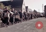 Immagine di Prigionieri tedeschi sotto la protezione degli alleati in Germania Germania, 1945, secondo 16 filmato di repertorio 65675040698