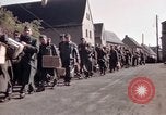 Immagine di Prigionieri tedeschi sotto la protezione degli alleati in Germania Germania, 1945, secondo 17 filmato di repertorio 65675040698