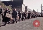Immagine di Prigionieri tedeschi sotto la protezione degli alleati in Germania Germania, 1945, secondo 18 filmato di repertorio 65675040698