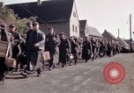 Immagine di Prigionieri tedeschi sotto la protezione degli alleati in Germania Germania, 1945, secondo 19 filmato di repertorio 65675040698