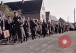 Immagine di Prigionieri tedeschi sotto la protezione degli alleati in Germania Germania, 1945, secondo 21 filmato di repertorio 65675040698