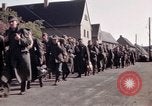 Immagine di Prigionieri tedeschi sotto la protezione degli alleati in Germania Germania, 1945, secondo 22 filmato di repertorio 65675040698