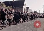 Immagine di Prigionieri tedeschi sotto la protezione degli alleati in Germania Germania, 1945, secondo 24 filmato di repertorio 65675040698