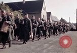 Immagine di Prigionieri tedeschi sotto la protezione degli alleati in Germania Germania, 1945, secondo 25 filmato di repertorio 65675040698