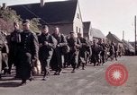 Immagine di Prigionieri tedeschi sotto la protezione degli alleati in Germania Germania, 1945, secondo 26 filmato di repertorio 65675040698