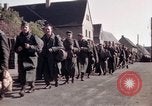 Immagine di Prigionieri tedeschi sotto la protezione degli alleati in Germania Germania, 1945, secondo 27 filmato di repertorio 65675040698