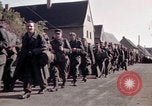 Immagine di Prigionieri tedeschi sotto la protezione degli alleati in Germania Germania, 1945, secondo 28 filmato di repertorio 65675040698