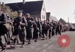 Immagine di Prigionieri tedeschi sotto la protezione degli alleati in Germania Germania, 1945, secondo 29 filmato di repertorio 65675040698