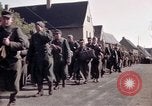 Immagine di Prigionieri tedeschi sotto la protezione degli alleati in Germania Germania, 1945, secondo 30 filmato di repertorio 65675040698